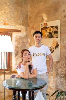 Gelin ve damat tişörtlü mutlu Asyalı çift evlenmeye ve evlenmeye hazır.