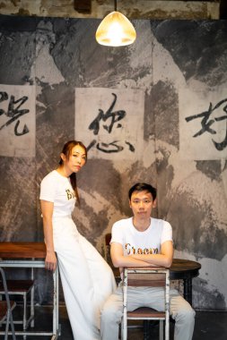 Gelin ve damat tişörtlü mutlu Asyalı çift evlenmeye ve evlenmeye hazır.