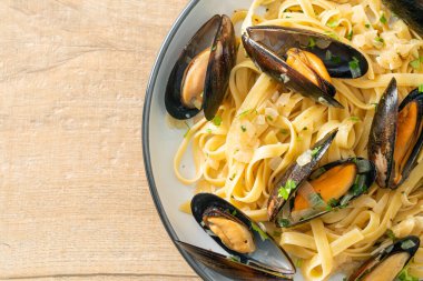 Linguine spagetti makarna vongole beyaz şarap sosu İtalyan deniz ürünleri makarna ve midye