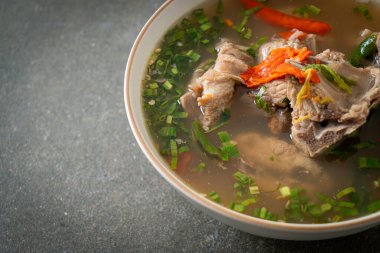 Baharatlı Doğranmış Domuz Kemiği Çorbası veya Baharatlı Leng Çorbası - Asya usulü