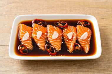 Salamura edilmiş somon balığı ya da Kore usulü soya sosu.