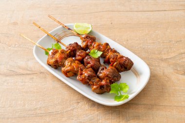 Izgara tavuk şişi. Tabakta baharat ve şifalı otlar var.