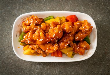 Kore usulü tatlı ve ekşi soslu kızarmış tavuk.