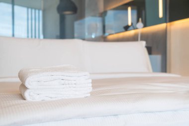 beyaz duş havlusu yığını