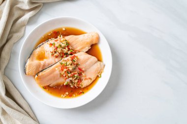 Yuzu Ponzu soslu haşlanmış alabalık veya somon balığı.