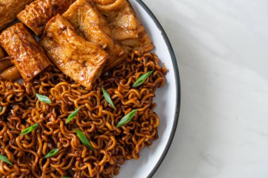 Odeng ve Omuk 'lu Jajangmyeon ya da Jajangmyeon - Kore usulü fasulye soslu balık köfteli Kore eriştesi - Kore yemeği tarzı