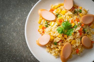 Sosisli pilav ve karışık sebze.