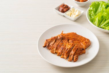 Kore usulü salamura edilmiş domuz eti sosu. Sebze ve kimchi ile birlikte. Kore usulü.