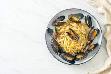 Linguine spagetti makarna vongole beyaz şarap sosu İtalyan deniz ürünleri makarna ve midye