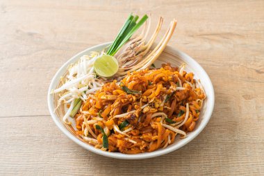 Kızarmış erişte tofu ve lahanayla ya da Pad Thai - Asya usulü