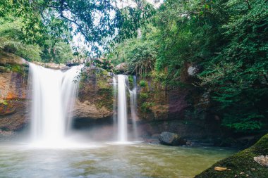 Tayland 'daki Khao Yai Ulusal Parkı' nda Güzel Saç Suwat Şelalesi
