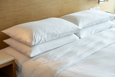 beyaz yastık yatak odasında