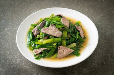 Domuz ciğeri ile karıştırılmış soğan kökü - Asya usulü.