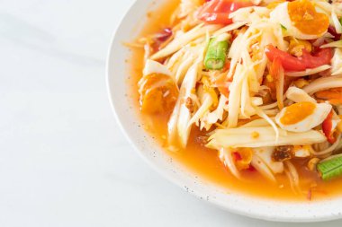 Som Tum - Tayland baharatlı yeşil papaya salatası ve tuzlu yumurta - Asya yemeği tarzı