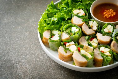 Vietnam köftesi dürümü veya Vietnam salatası dürümü veya Namnueng veya Nem Nuong - Asya yemeği tarzı