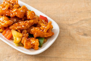 Kore usulü tatlı ve ekşi soslu kızarmış tavuk.