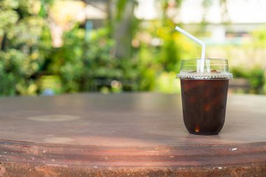 Buzlu sade kahve ya da paket bardakta Americano kahvesi.