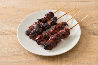 Izakaya usulü ızgara tavuk ciğeri şiş yakitori. Asya usulü.