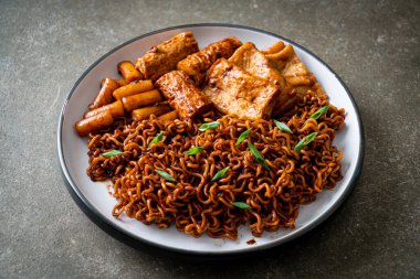 Odeng ve Omuk 'lu Jajangmyeon ya da Jajangmyeon - Kore usulü fasulye soslu balık köfteli Kore eriştesi - Kore yemeği tarzı