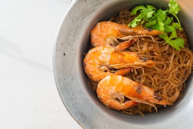 Güveçte veya fırında karides ve cam erişte veya vermicelli karides.