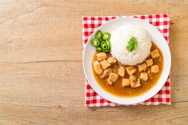 Kahverengi soslu tavuk mu yoksa pirinç soslu sos mu? Asya tarzı.