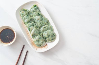 Soslu buğulanmış frenk soğanı. Asya usulü.