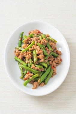 Kızarmış Fransız fasulyesi ya da kıymalı yeşil fasulye. Asya usulü.