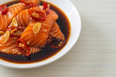 Shoyu soslu taze somon ya da soya soslu.