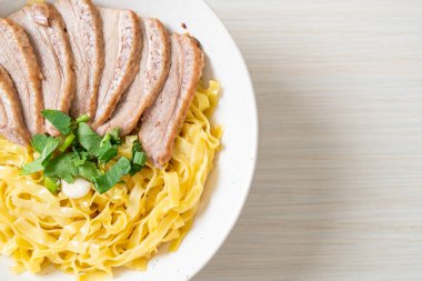 Beyaz kasede kurutulmuş ördek eriştesi. Asya usulü.