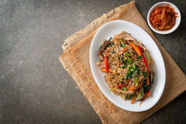 Japchae ya da karışık Kore vermicelli erişte sebzeli ve üzerine beyaz susamlı domuz eti - Kore geleneksel yemek tarzı