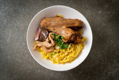 Yumurtalı erişte, kurutulmuş ördekle servis edilir. Asya usulü.