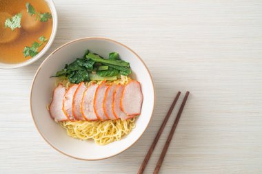 Barbekü Kırmızı Domuz Eriştesi Çorbalı - Asya usulü