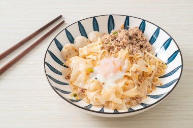 Kurutulmuş baharatlı erişte, kıymalı domuz eti, köfte ve yumurta Asya usulü.