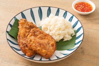 Yapışkan pirinç ve baharatlı tatlı soslu kızarmış tavuk.