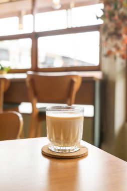 Kahve dükkanında kirli kahve bardağı.