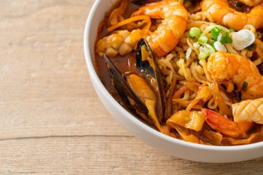 Jjamppong - Kore Deniz Ürünleri Erişte Çorbası - Kore yemek tarzı