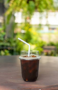 Buzlu sade kahve ya da paket bardakta Americano kahvesi.