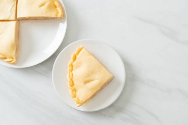 Lezzetli Toddy avuç içi turtaları beyaz tabakta