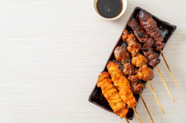 Japon tavuk ızgarası ya da yakitori Japon yemeği tarzında servis edilir.