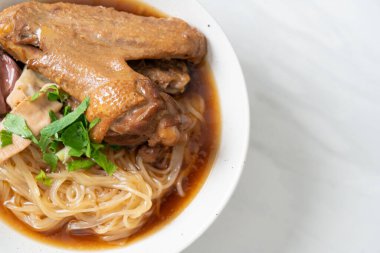 Kahverengi çorbalı ağır ateşte pişmiş ördek eriştesi. Asya usulü.