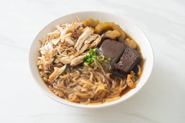 Kahverengi Çorba Kasesinde haşlanmış Tavuk Eriştesi - Asya usulü