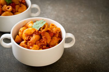 Domates soslu makarna ve kıymalı domuz eti, Amerikan usulü pirzola, Amerikan usulü gulaş.