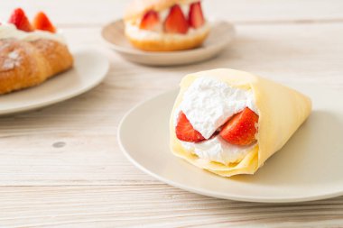 Taze çilek ve taze krep.