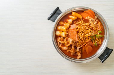 Budae Jjigae ya da Budaejjigae (ordu yahnisi ya da ordu üssü). Kimchi, konserve jambon, sosis, ramen eriştesi ve çok daha popüler Kore usulü sıcak yemek ile dolu.
