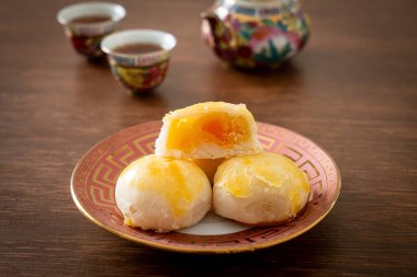 Çin pastası ay pastası ve tuzlu yumurta fıstığı ya da fındıklı börek ve tuzlu yumurta Asya yemeği.