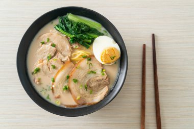 Domuz etli ve yumurtalı erişte çorbası ya da Tonkotsu eriştesi Japon yemeği tarzı.
