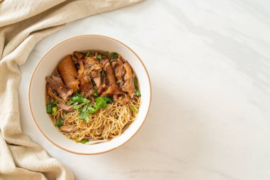 Kahverengi çorbada domuz budu çorbası, Asya yemeği tarzı.