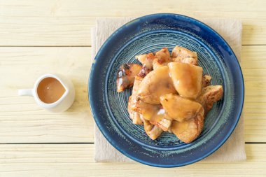 Hindistan cevizi soslu ızgara muz.