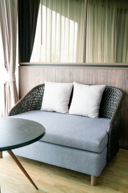 rahat yastıklar bir odada kanepede süsleme