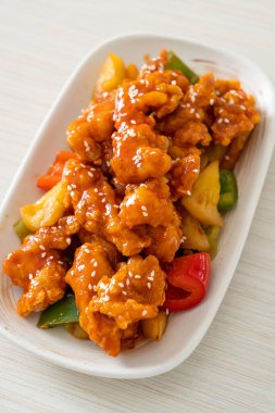 Kore usulü tatlı ve ekşi soslu kızarmış tavuk.